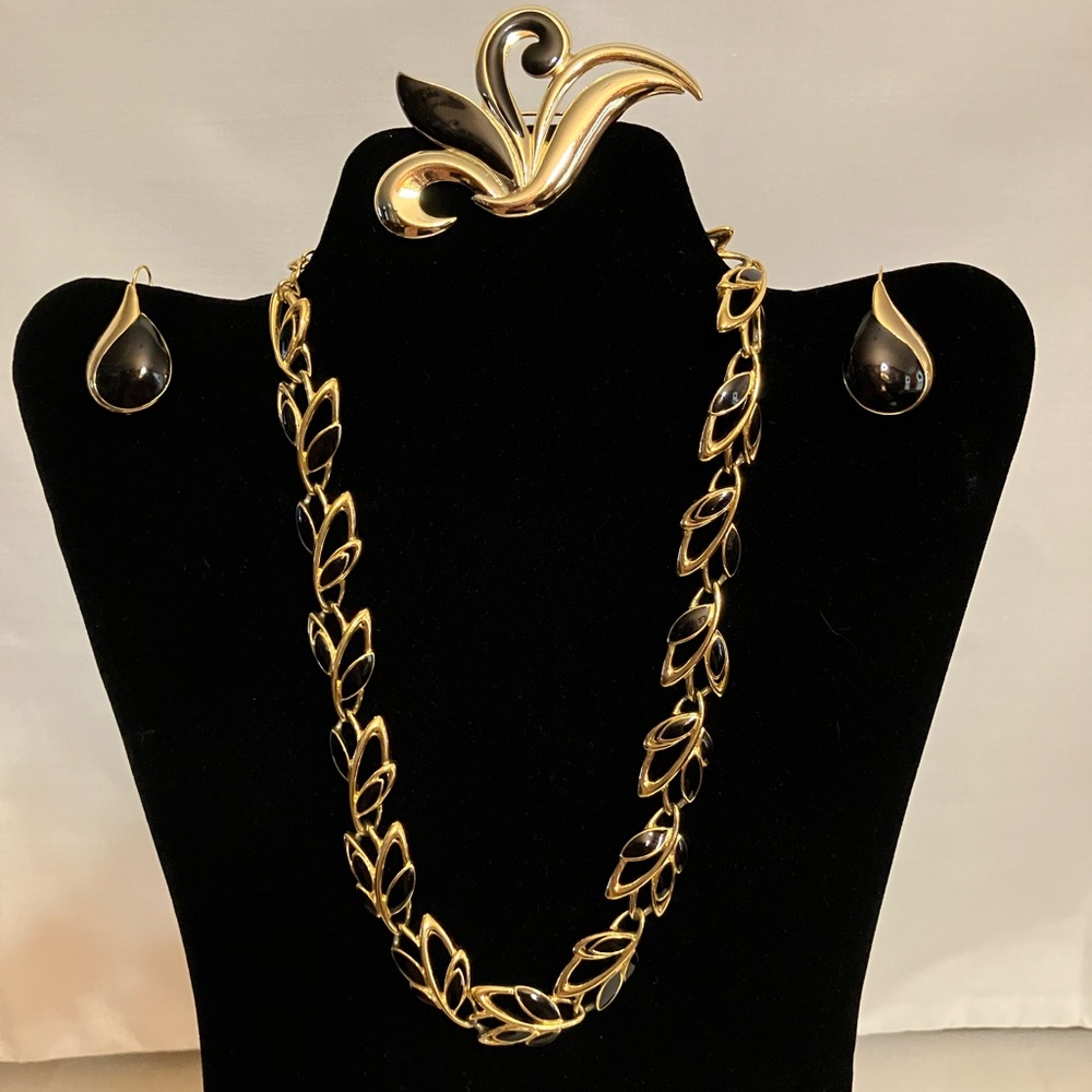 Trifari VINTAGE jewelry set Gold/Black STAMPED/SIGNED!